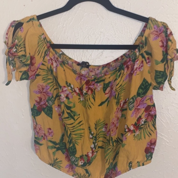 3 for $15 🌸 Crop top - Picture 4 of 5